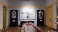 Sedikit gambaran untuk traveler, Museum Perumusan Naskah Proklamasi tidaklah besar. Layaknya rumah, terdapat beberapa ruangan di rumah ini mulai dari ruang tamu, ruang makan, ruang tengah, hingga kamar-kamar.