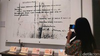 Tahukah kamu, gedung ini dulunya adalah bekas kediamannya Laksamana Muda Tadashi Maeda seorang perwira tinggi Angkatan Laut Kekaisaran Jepang. Dia memainkan peran penting dalam sejarah kemerdekaan Indonesia lho.