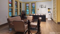 Di dekat pintu masuk museum, kamu akan disambut oleh ruang tamu tempat Laksamana Muda Tadashi Maeda menyambut tiga tokoh besar yaitu Bung Karno, Bung Hatta dan Achmad Soebarjo.