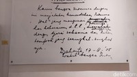 Di dinding dekat patung diorama tokohnya ini dipajang secara besar duplikat tulisan Bung Karno lengkap dengan coret-coretan diskusi perumusan naskah.