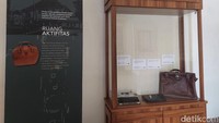 Di lantai dua, kamu bisa melihat replika naskah proklamasi yang ditulis tangan Bung Karno. Ada juga arloji, tas dan pulpen miliknya Suwiryo. Lihat juga kaset pidato BM Diah dan Sayuti Melik dan banyak benda unik lainnya.
