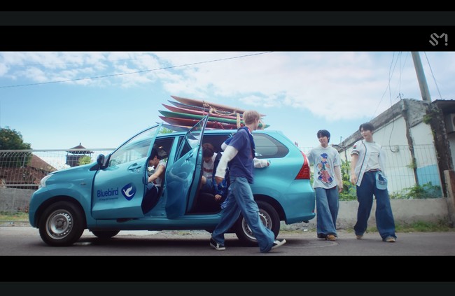 NCT WISH terungkap syuting video klip lagu terbaru mereka, Surf, di Bali. Adegan pertamanya langsung mencuri perhatian karena Sion, Riku, Yushi, Jaehee, Ryo, dan Sakuya diperlihatkan turun dari taksi Bluebird, mengingatkan penggemar dengan banyak adegan FTV. Foto: dok. SM Entertainment