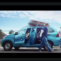 NCT WISH terungkap syuting video klip lagu terbaru mereka, Surf, di Bali. Adegan pertamanya langsung mencuri perhatian karena Sion, Riku, Yushi, Jaehee, Ryo, dan Sakuya diperlihatkan turun dari taksi Bluebird, mengingatkan penggemar dengan banyak adegan FTV. Foto: dok. SM Entertainment