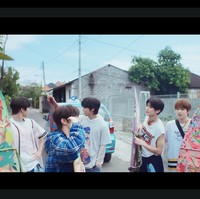 Keenam personel NCT WISH tampak membawa papan selancar dan siap bersenang-senang di pantai. Tak sedikit penggemar yang menyinggung Carmen, personel grup KPop Hearts2Hearts dari agensi yang sama dalam lelucon, yang mungkin iri dan berharap bisa ikut personel NCT WISH pulang kampung. Foto: dok. SM Entertainment