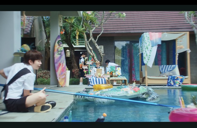 Lokasi yang NCT WISH datangi saat syuting di Bali sontak menjadi sorotan penggemar untuk rencana tapak tilas. Sion cs awalnya diperlihatkan berkumpul di Lumbini Villas dan Spa, sebuah penginapan di daerah Jimbaran, Kuta Utara dengan fasilitas kolam renang. Foto: dok. SM Entertainment