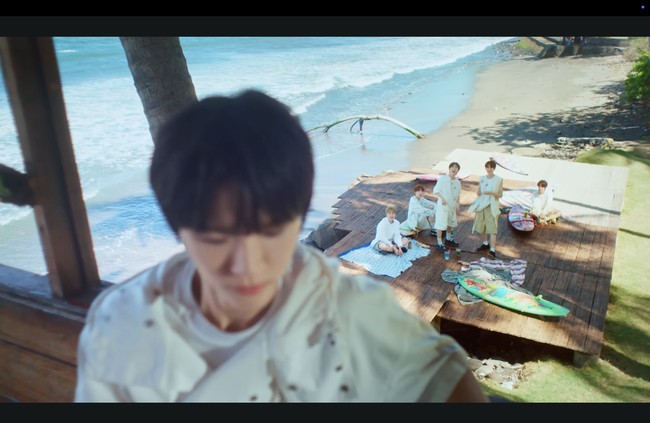 Destinasi selanjutnya yang bisa kamu datangi adalah Bali Chocolate Factory, rumah produksi cokelat yang ada di kawasan Karangasem. Di sini personel NCT WISH terlihat bersantai sambil bermain ayunan dan menarikan koreografi reff lagu mereka, dikelilingi keindahan pohon kelapa dan pantai. Foto: dok. SM Entertainment