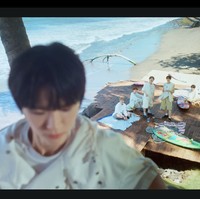 Destinasi selanjutnya yang bisa kamu datangi adalah Bali Chocolate Factory, rumah produksi cokelat yang ada di kawasan Karangasem. Di sini personel NCT WISH terlihat bersantai sambil bermain ayunan dan menarikan koreografi reff lagu mereka, dikelilingi keindahan pohon kelapa dan pantai. Foto: dok. SM Entertainment