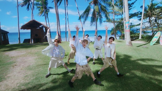 Para personelnya tampak berganti kostum, tampil kompak memakai busana putih dan cargo pants berwarna khaki. Foto: dok. SM Entertainment