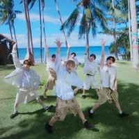 Para personelnya tampak berganti kostum, tampil kompak memakai busana putih dan cargo pants berwarna khaki. Foto: dok. SM Entertainment