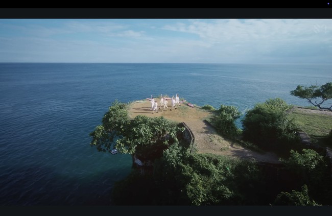Selanjutnya personel NCT WISH menyambangi tebing Pantai Balangan di kawasan Jimbaran, Kuta Selatan. Adegan diambil dengan drone, menyorot keindahan tersebut dengan sempurna. Foto: dok. SM Entertainment