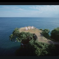 Selanjutnya personel NCT WISH menyambangi tebing Pantai Balangan di kawasan Jimbaran, Kuta Selatan. Adegan diambil dengan drone, menyorot keindahan tersebut dengan sempurna. Foto: dok. SM Entertainment