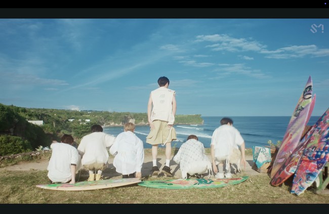 Tim produksi video klip ‘Surf’ kini menuai pujian dari penggemar Indonesia karena berhasil menemukan lokasi syuting dari Selatan ke Timur Bali. Sebelum NCT WISH, ada personel grup KPop dari HYBE, TXT yang juga syuting video klip ‘Sugar Rush Ride’ di Bali. Foto: dok. SM Entertainment