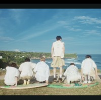 Tim produksi video klip ‘Surf’ kini menuai pujian dari penggemar Indonesia karena berhasil menemukan lokasi syuting dari Selatan ke Timur Bali. Sebelum NCT WISH, ada personel grup KPop dari HYBE, TXT yang juga syuting video klip ‘Sugar Rush Ride’ di Bali. Foto: dok. SM Entertainment