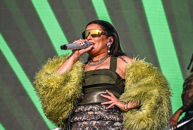 Baru-baru ini, Nelly Furtado mengguncang panggung Boardmasters Festival di Watergate Bay, Newquay, Inggris. Tubuhnya dibungkus bodysuit ketat dengan lengan bervolume penuh bulu. Kacamata bergaya futuristis turut melengkapi gaya perempuan asal Kanada berdarah Portugis itu.  (Foto: Hugh R Hastings/Getty Images)