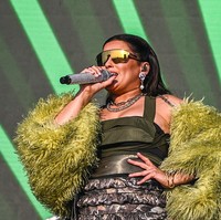 Foto: Nelly Furtado yang Kian Percaya Diri, Gaungkan Body Positivity