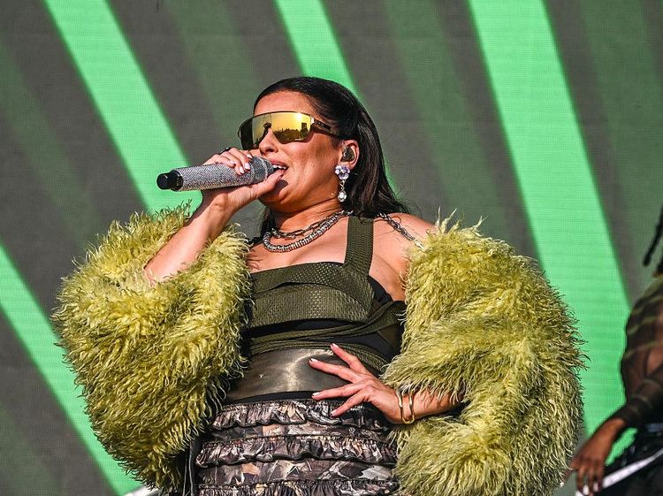 Foto: Nelly Furtado yang Kian Percaya Diri, Gaungkan Body Positivity