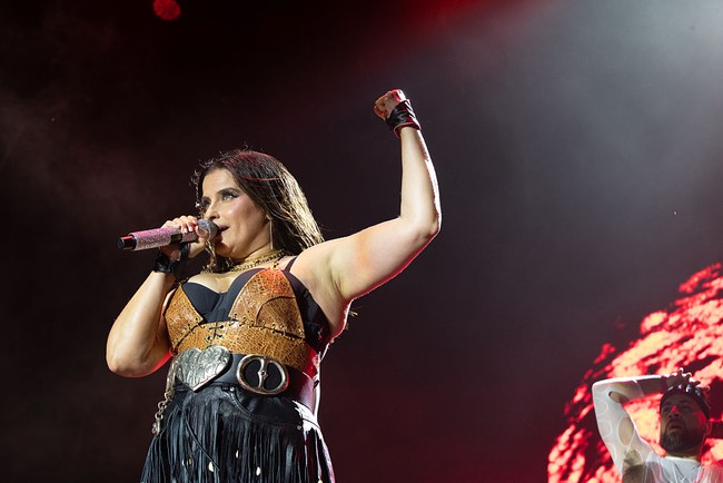 Unggahan tersebut mendapat respons positif dari penggemar yang memuji keberaniannya tampil apa adanya di tengah tren tubuh ‘sempurna’ di industri hiburan. Banyak warganet menilai Nelly merepresentasikan tubuh perempuan sehari-hari dan menjadi contoh bahwa kecantikan tidak terbatas pada ukuran tubuh tertentu. (Foto: Kieran Frost/Redferns)