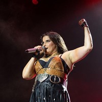 Unggahan tersebut mendapat respons positif dari penggemar yang memuji keberaniannya tampil apa adanya di tengah tren tubuh ‘sempurna’ di industri hiburan. Banyak warganet menilai Nelly merepresentasikan tubuh perempuan sehari-hari dan menjadi contoh bahwa kecantikan tidak terbatas pada ukuran tubuh tertentu. (Foto: Kieran Frost/Redferns)