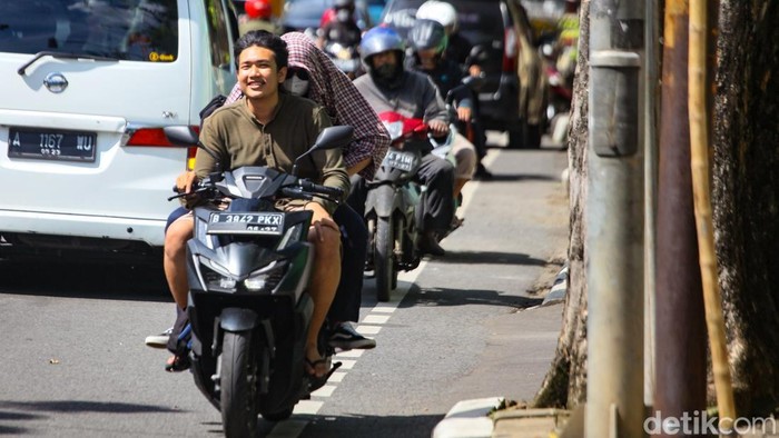 Pesepeda motor melawan arah di Arteri Pondok Indah dan Jl Ciputat Raya, Kebayoran Lama, Jakarta, Rabu (13/8/2025).