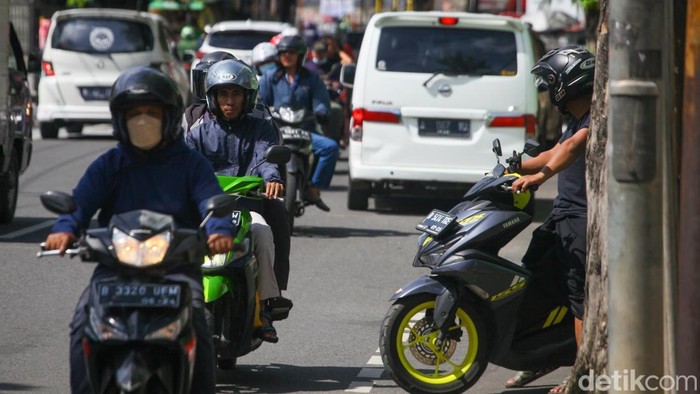 Pesepeda motor melawan arah di Arteri Pondok Indah dan Jl Ciputat Raya, Kebayoran Lama, Jakarta, Rabu (13/8/2025).