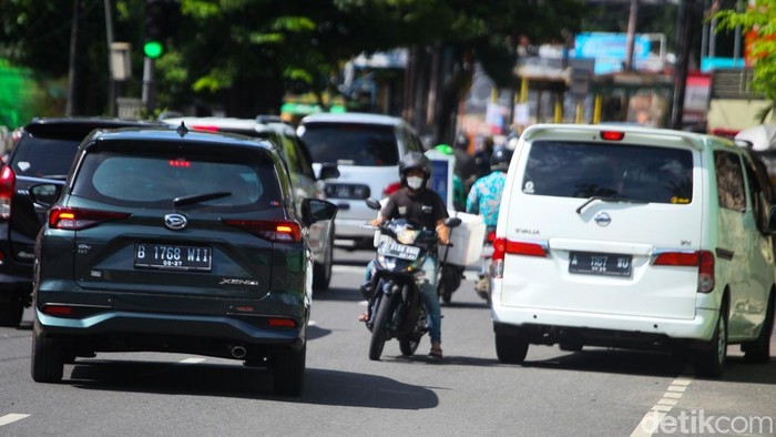 Pesepeda motor melawan arah di Arteri Pondok Indah dan Jl Ciputat Raya, Kebayoran Lama, Jakarta, Rabu (13/8/2025).