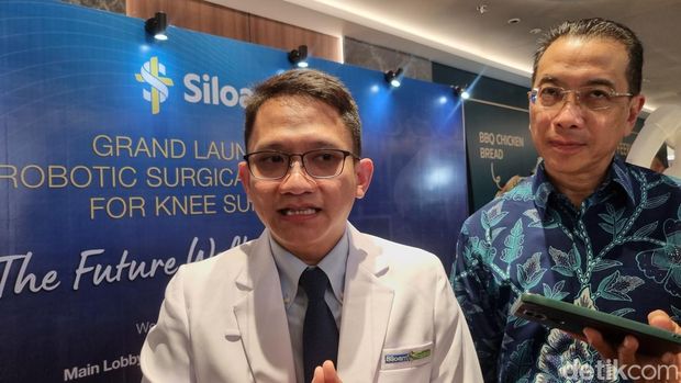 Operasi sendi lutut dengan teknologi robotik yang dikenalkan Siloam Hospitals Surabaya.