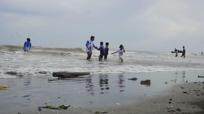 Pantai Binalatung di Tarakan, Kalimantan Utara, bukan hanya destinasi wisata bahari dengan pasir putih dan deru ombak yang menggugah.