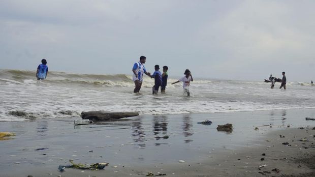Pantai Binalatung di Tarakan, Kalimantan Utara, bukan hanya destinasi wisata bahari dengan pasir putih dan deru ombak yang menggugah.