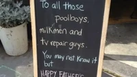 Restoran ini menawarkan promosi hari ayah untuk pelanggannya. Tetapi ada beberapa profesi saja yang disebutkan, menggunakan nama yang aneh dan bikin bingung pelanggan. Foto: Buzzfeed