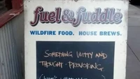 Karyawan di restoran Fuel&Fuddle punya cara unik untuk promosi. Ia menulis mentah-mentah perintah dari atasannya. Foto: Buzzfeed