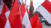 Selain itu, cuaca yang tidak menentu dalam beberapa pekan terakhir juga mempengaruhi minat masyarakat untuk datang langsung ke pasar. Hujan yang sering turun membuat sebagian pembeli menunda atau bahkan membatalkan rencana berbelanja.  