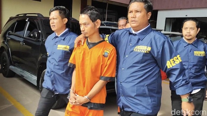 Pelaku digiring anggota di Mapolda Babel.