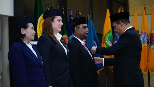 Pemasangan pin penghargaan Satyalancana Karya Satya dari Presiden Prabowo Subianto oleh Gubernur NTT Melki Laka Lena, kepada ASN lingkup Pemprov NTT.