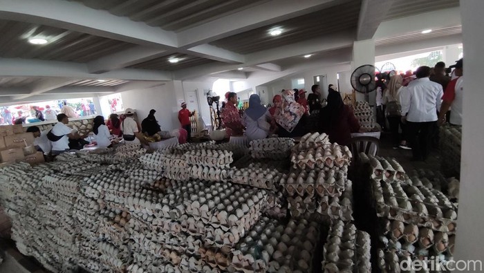 Pembagian pangan murah di Bogor