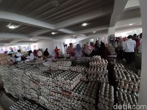 Bupati Bogor Salurkan 25 Ton Beras Lewat Gerakan Pangan Murah