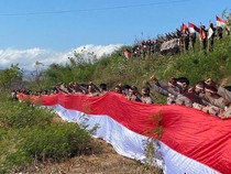 Bendera Merah Putih Raksasa Berkibar di Bukit Dorobelo