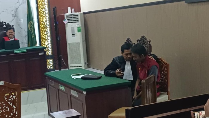 Yusa Cahyo Utomo alias Yusak, terdakwa pembunuhan satu keluarga guru saat sidang putusan di PN Kabupaten Kediri