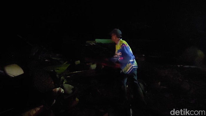 Pemilik mengambil sisa material dari puing-puing warung yang telah dirobohkan