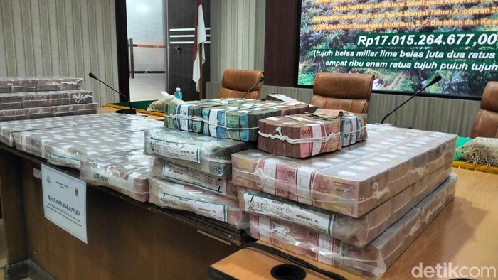 Penampakan tumpukan duit disita dari kasus korupsi Sekda-DPRK Aceh Jaya. (Foto: Agus Setyadi/detikSumut).