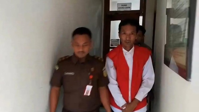 Fathoni Nugroho, terdakwa pencabulan siswi SMP di Kota Mojokerto