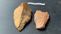 Alat batu berukir yang digunakan Homo Erectus untuk memotong hewan kecil dan mengukir batu, ditemukan di kedalaman tanah. Peta wilayah Wallacea, kawasan kepulauan strategis yang menjadi jalur migrasi manusia purba dari Asia menuju Australia. Foto: REUTERS/Abd Rahman Muchtar