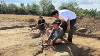 Artefak batu purba yang ditemukan di Soppeng, Sulawesi Selatan, pada 7 Agustus 2025, diyakini berusia 1,5 juta tahun, mengungkap jejak manusia purba di Wallacea. Foto: REUTERS/Abd Rahman Muchtar