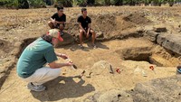 Para arkeolog dari Australia dan Indonesia bekerja di situs tempat mereka menemukan alat-alat kecil berukir yang digunakan untuk memotong hewan kecil dan mengukir batu, di bawah tanah di wilayah Wallacea. Foto: REUTERS/Abd Rahman Muchtar