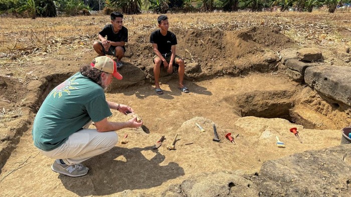 Penemuan Alat Batu Purba di Sulawesi Ungkap Perjalanan Laut Homo Erectus Archaeologists from Australia and Indonesia work at the site where they found small, chipped tools, used to cut little animals and carve rocks, under the soil in the Wallacea region, which scientists say may be evidence of humans living there 1.5 million years ago, in Soppeng, South Sulawesi province, Indonesia, August 7, 2025. REUTERS/Abd Rahman Muchtar REFILE - CORRECTING DATE FROM