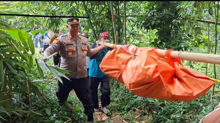 Personel Polsek Tegalrejo mengevakuasi mayat korban untuk dibawa menuju RSUD Muntilan, Rabu (13/8/2025).