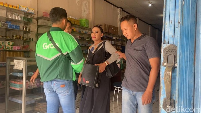 Pengamen Cika alias Tugiman saat diciduk petugas Satpol PP Banjarnegara, Rabu (13/8/2025).