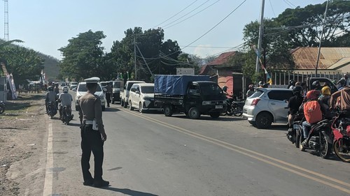Personel Satlantas Polres Nagekeo mengatur arus lalu lintas di sekitar SPBU Nagekeo, Jalan Soekarno Hatta, Mbay, Selasa (12/8/2025) pagi (Dok. Humas Polres Nagekeo)
