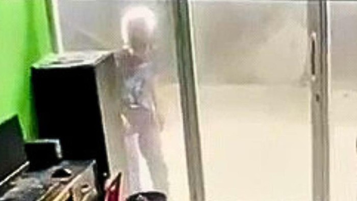 Perusakan di kantor Koran Kaltara oleh dua orang tak dikenal.