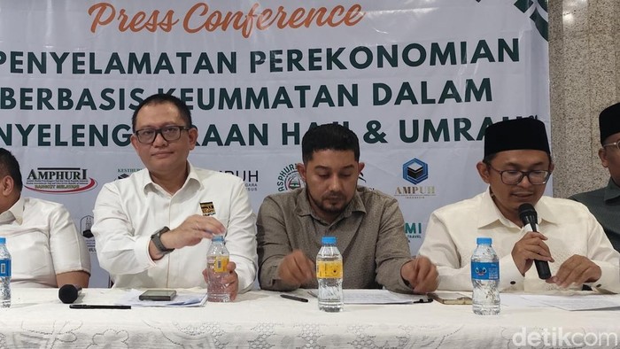 (Dari kiri ke kanan) Ketua Tim 13 Asosiasi Penyelenggara Haji dan Umrah Firman Taufik, Waketum Asphirasi Ahmad Mutsanna, dan Sekjen Dewan Pengurus Pusat AMPHURI Zaky Zakaria Anshari dalam konferensi pers di Masjid Agung Sunda Kelapa, Jakarta Pusat, Rabu (13/8/2025).