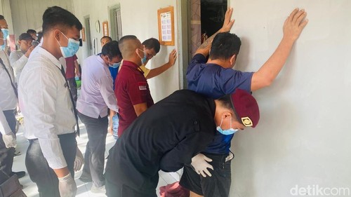 Petugas gabungan menggeledah Lapas Kelas IIB Karangasem, Rabu (13/8/2025).